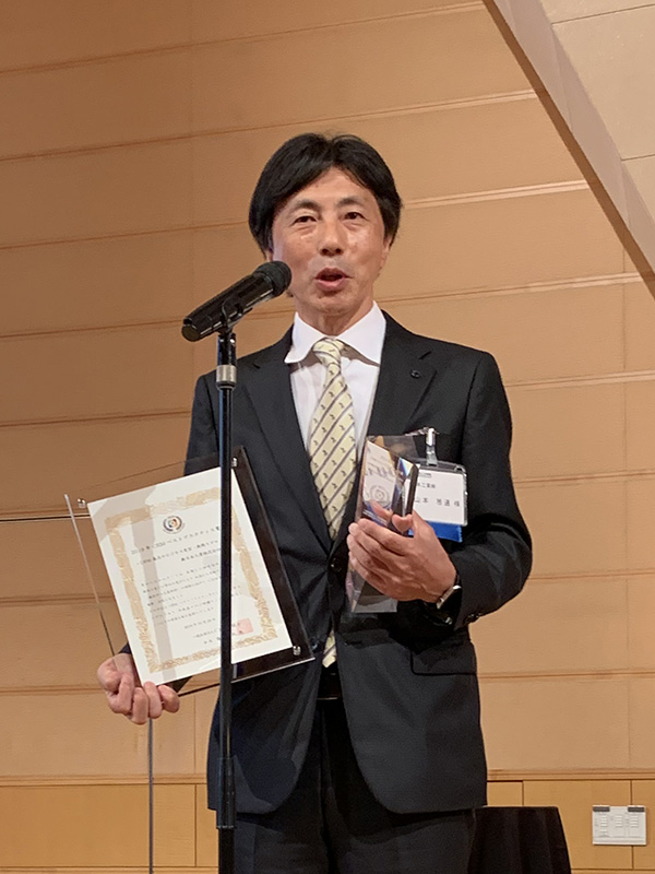 受賞のご挨拶をする常務取締役 山本雅通