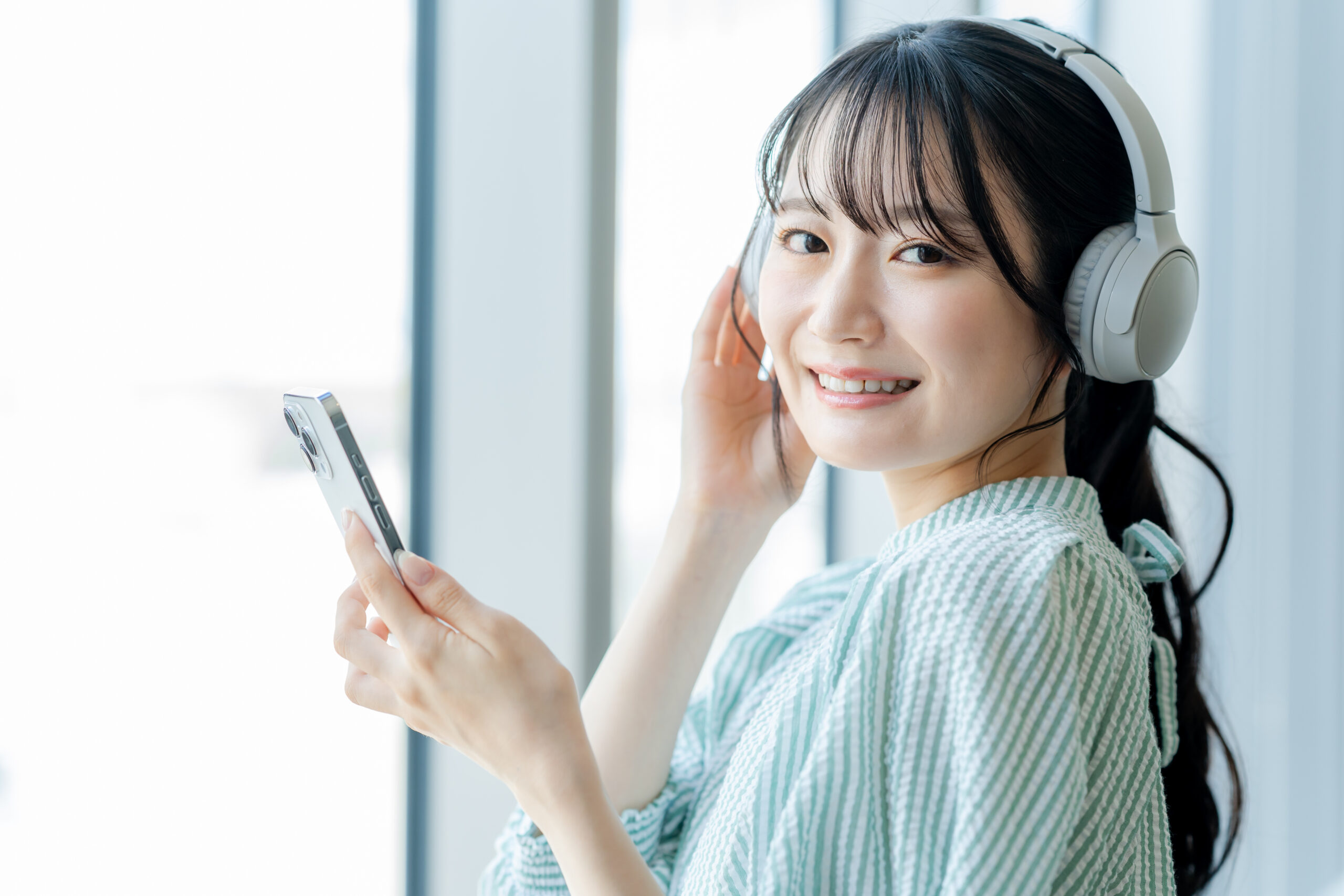 スマホを持つ女性