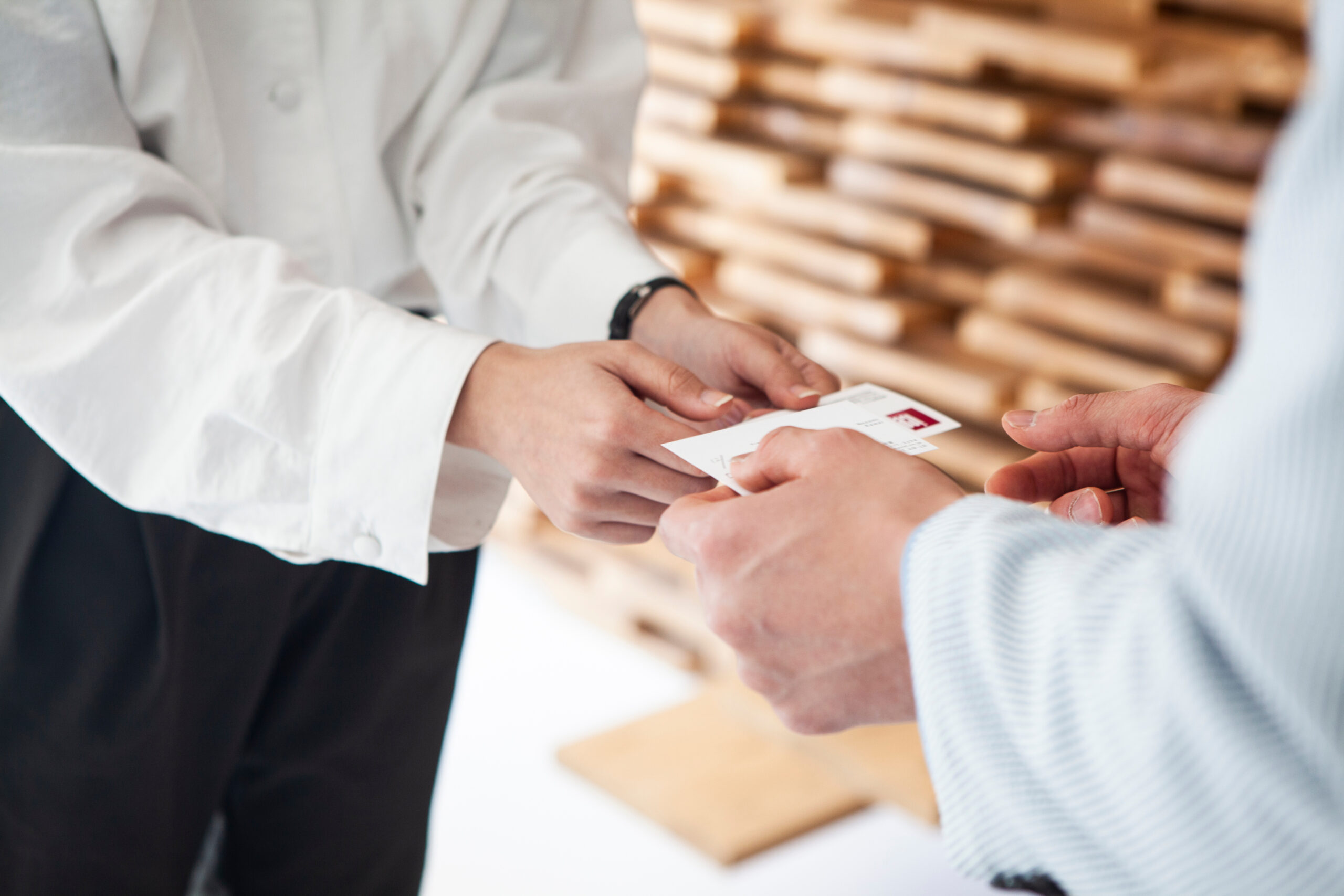 名刺発注システムでコスト削減を実現するビジネスウーマンのイメージ